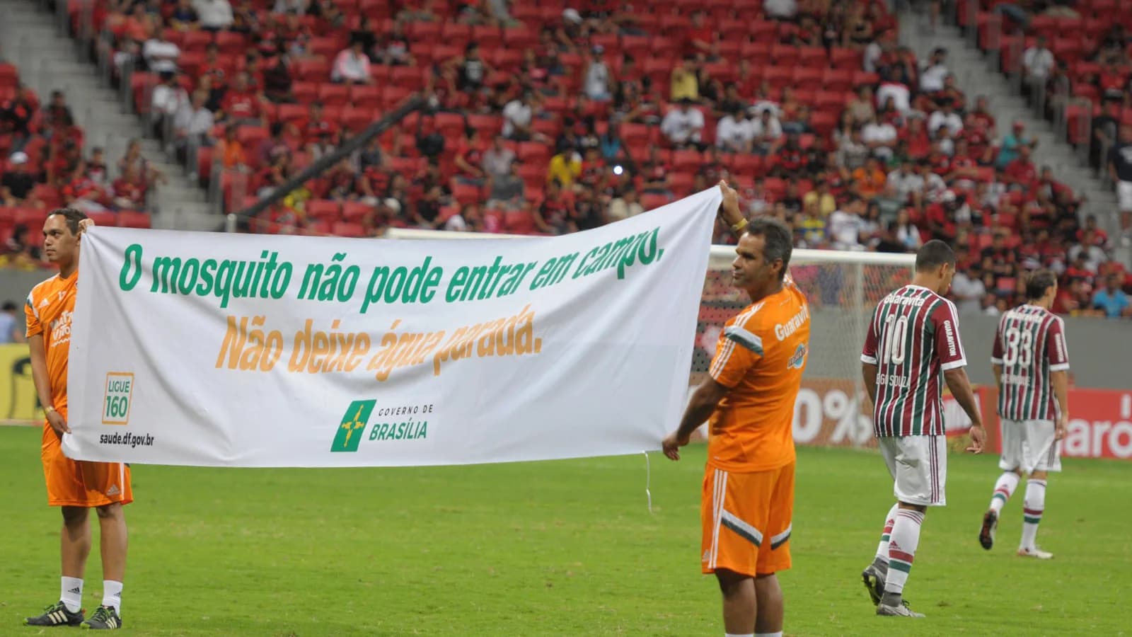 Jogadores do Fluminense em campo durante partida do Campeonato Carioca