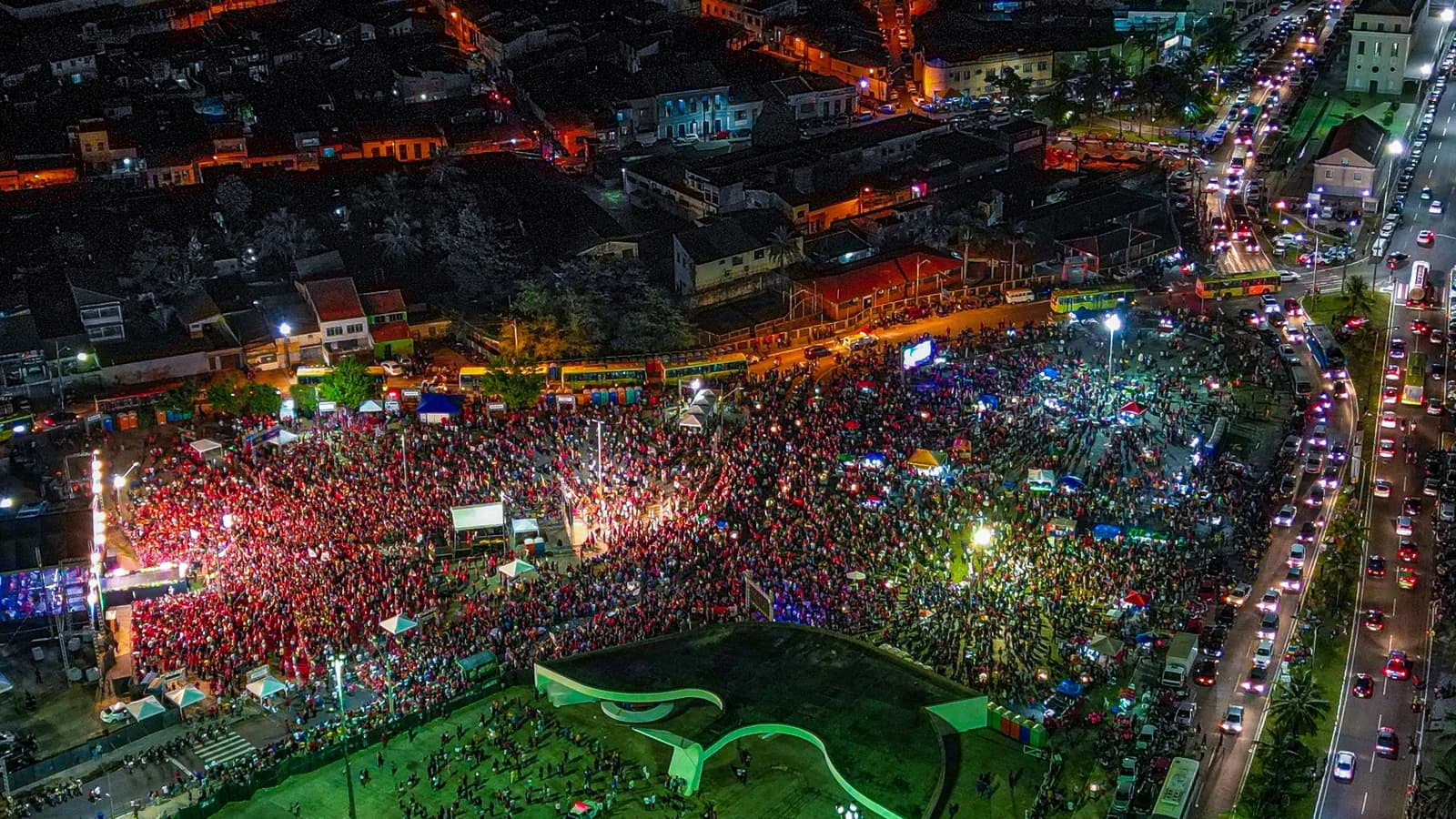 Multidão acompanha Lula em ato de campanha (foto de arquivo)