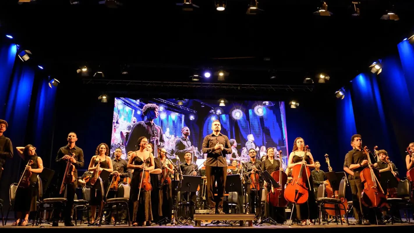 Banda se apresenta em palco com iluminação azul durante show, imagem de arquivo sem relação com o Zig Festival