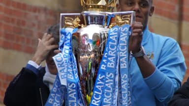 Vincent Kompany ergue troféu da Premier League em foto de arquivo