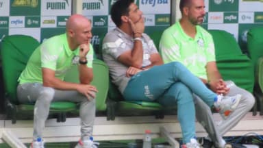 Abel Ferreira ao lado da comissão técnica do Palmeiras no banco de reservas