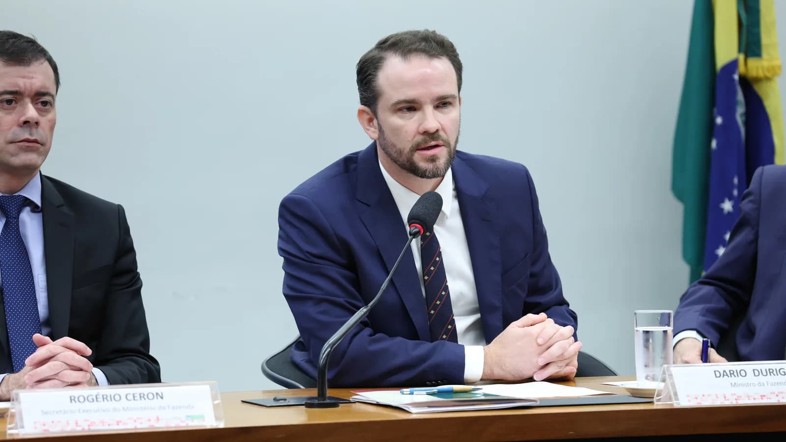 O ministro da Fazenda, Dario Durigan, fala em comissão da Câmara dos Deputados