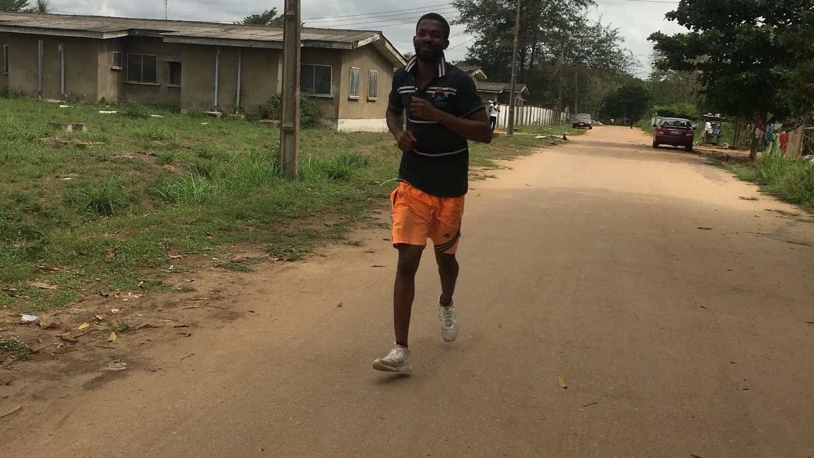 Pessoa correndo em estrada de terra durante exercício físico