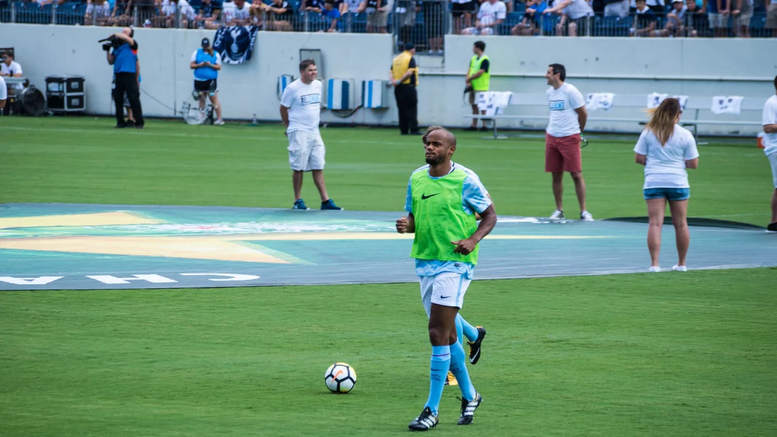 Vincent Kompany em campo com o uniforme do Manchester City, em foto de arquivo de sua época como jogador