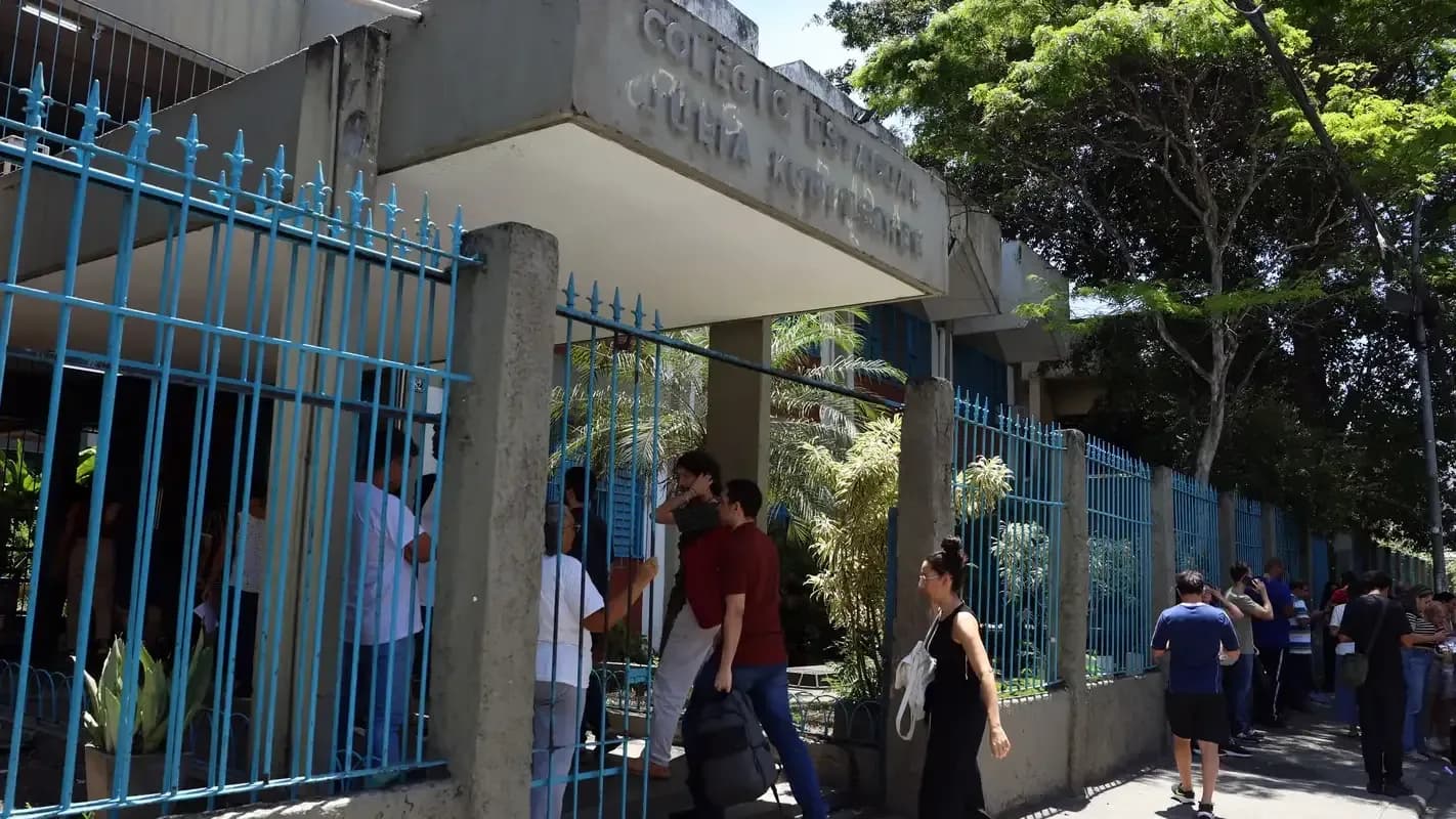 Candidatos em fila entram por portão gradeado de escola para fazer prova de concurso público (foto de arquivo, outro certame)