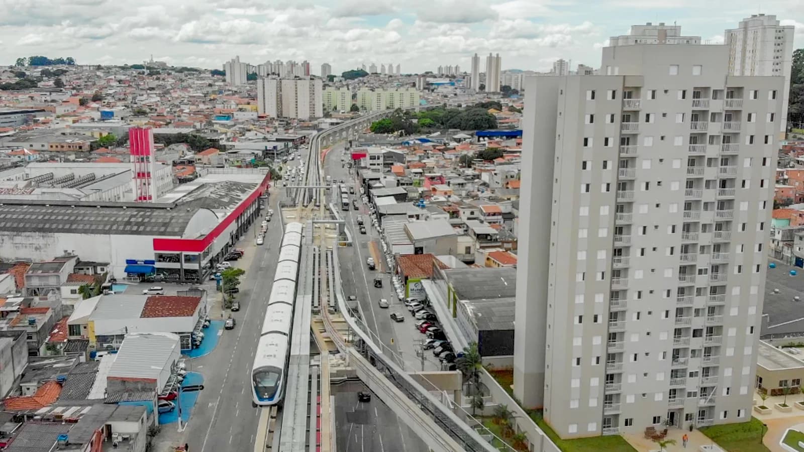 Vista aérea do trecho elevado da Linha 15-Prata do monotrilho em São Paulo