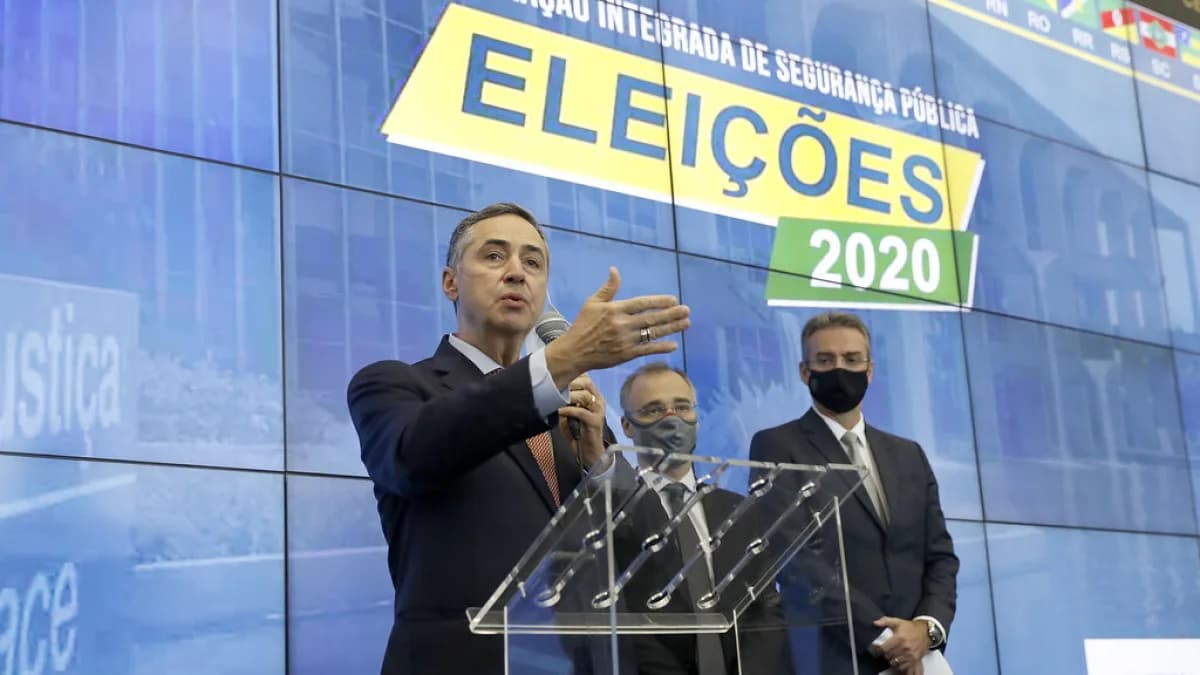 Ministro do TSE discursa em painel com identificação de eleições ao fundo