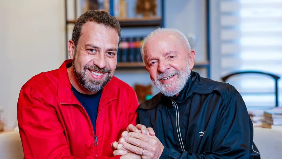 Luiz Inácio Lula da Silva sorri em retrato, vestindo jaqueta escura