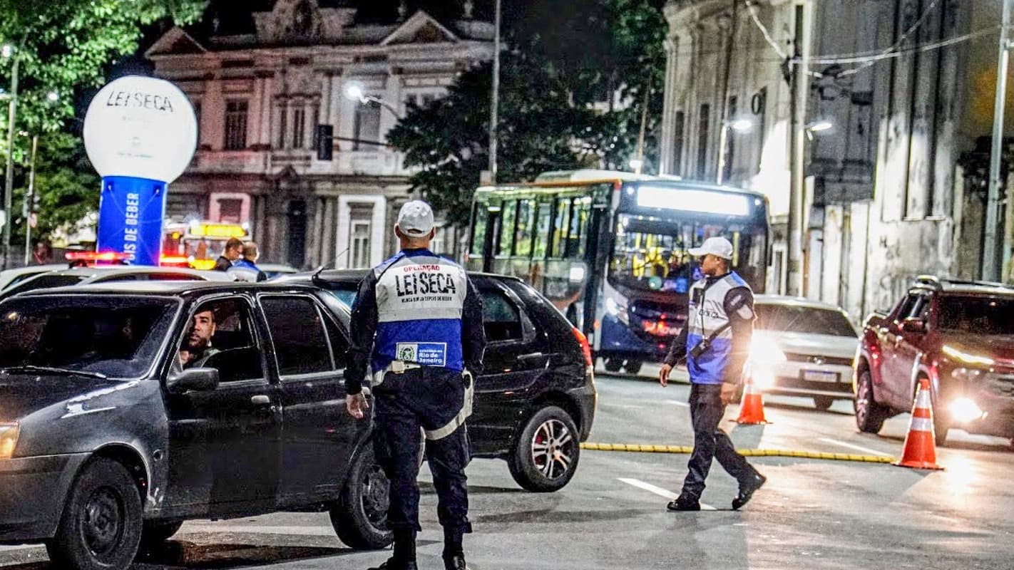 Agente de operação Lei Seca fiscaliza motorista em blitz noturna no Rio de Janeiro, foto de arquivo