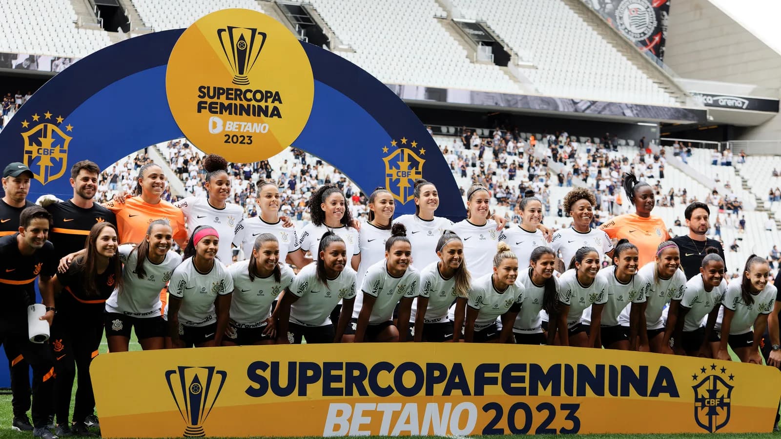 Elenco do Corinthians Feminino posa com o troféu da Supercopa Feminina 2023 na Neo Química Arena