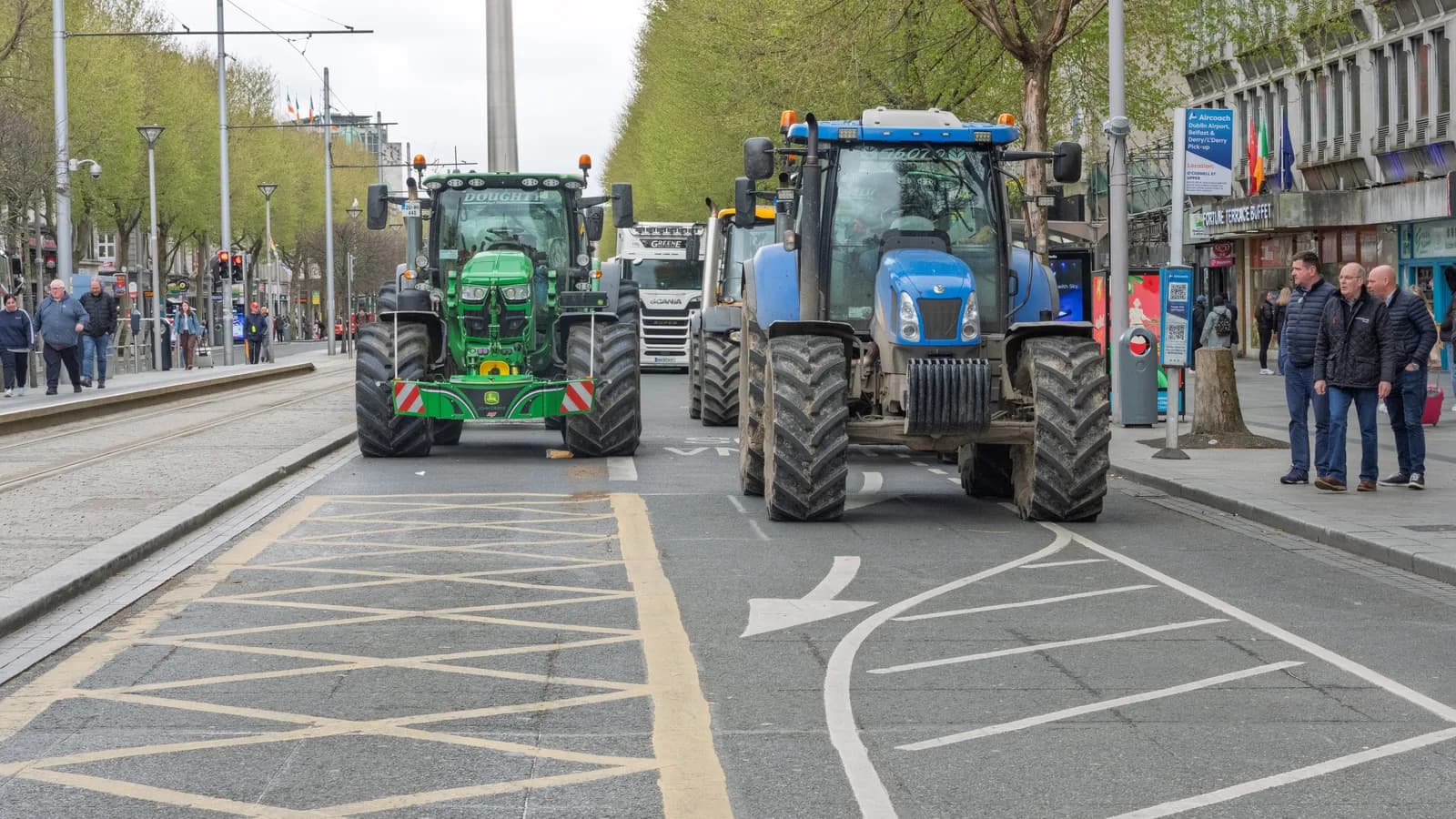 Tratores bloqueiam avenida em Dublin durante protesto contra o preço dos combustíveis na Irlanda