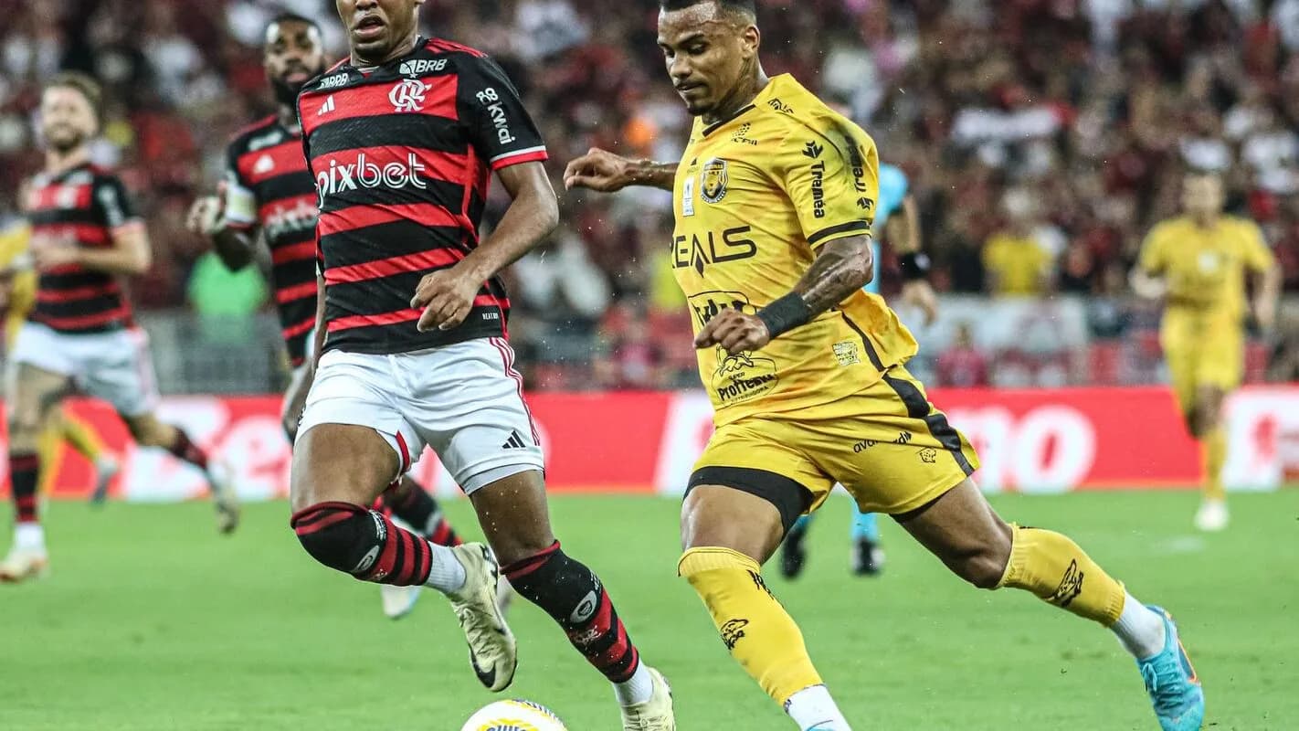 Jogador do Amazonas FC disputa bola em partida contra o Flamengo, em imagem de arquivo do clube