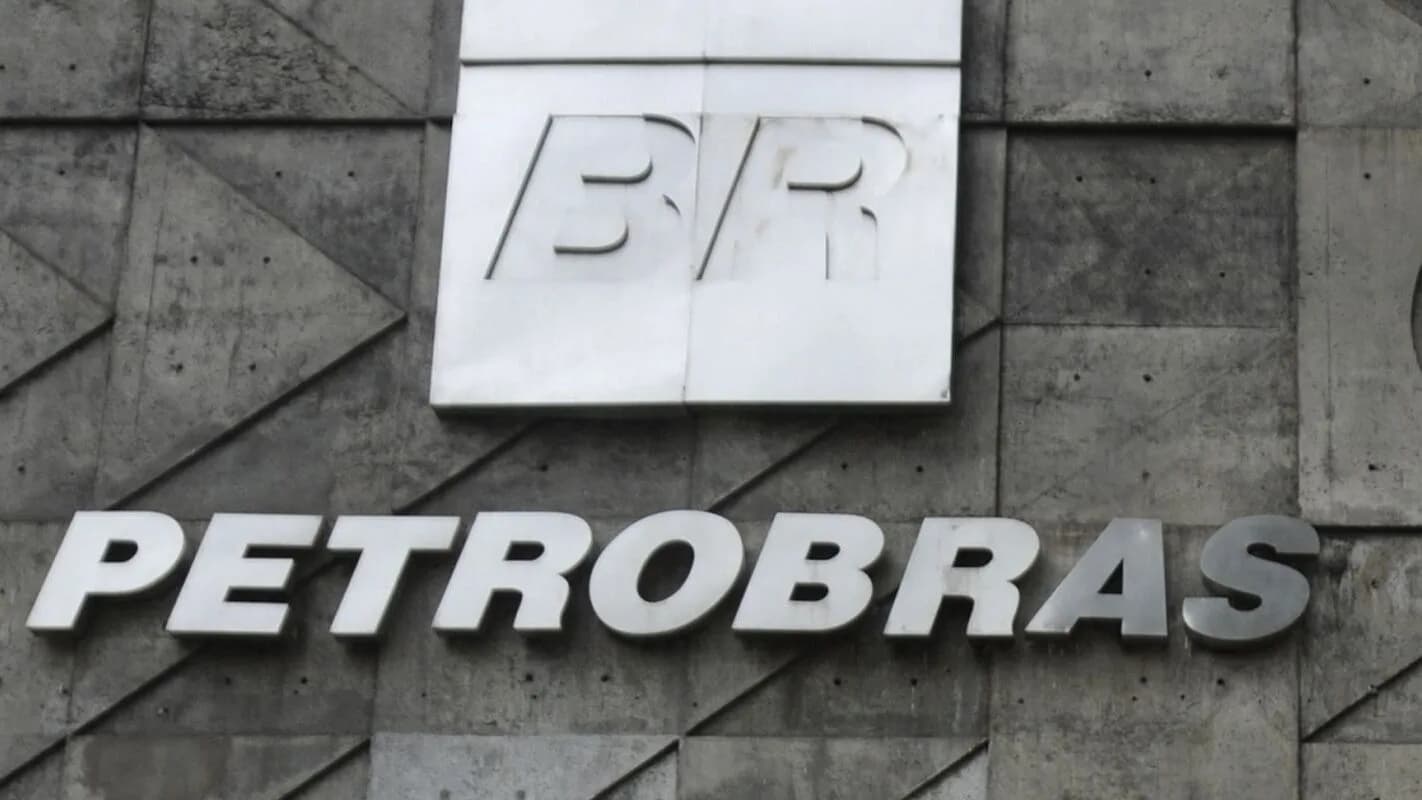 Fachada com o logotipo da Petrobras em concreto
