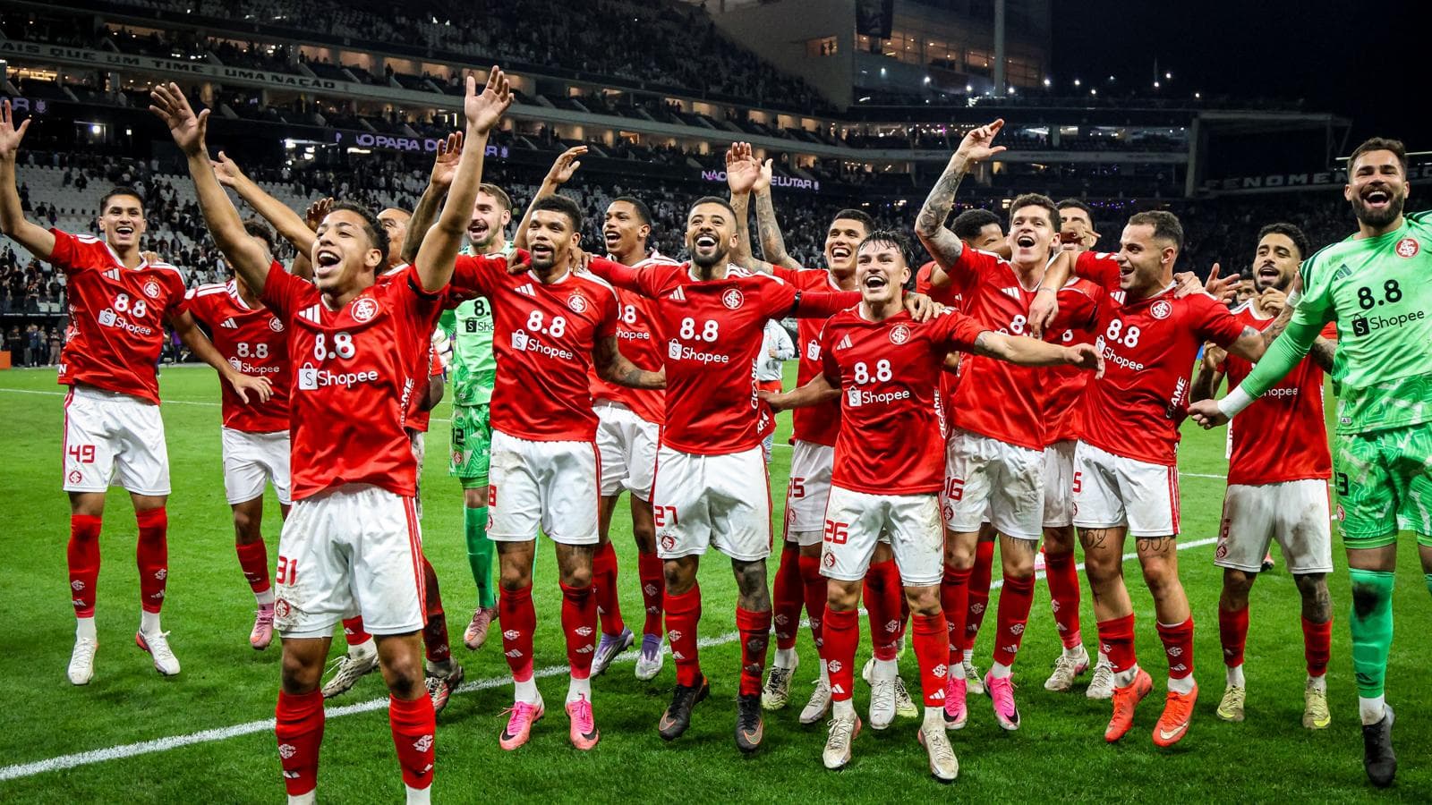 Jogadores do Internacional comemoram em campo a classificação às quartas de final da Copa do Brasil