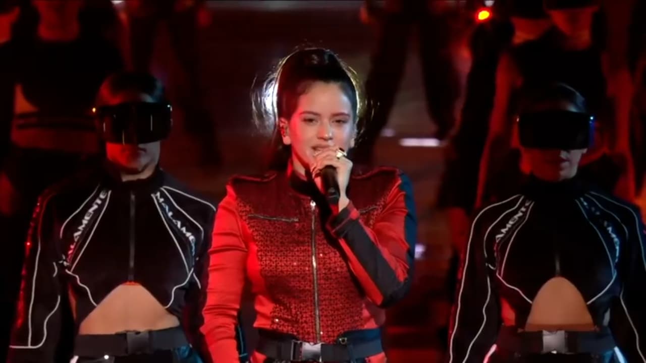 Rosalía canta ao microfone em apresentação ao vivo, foto de arquivo de turnê anterior