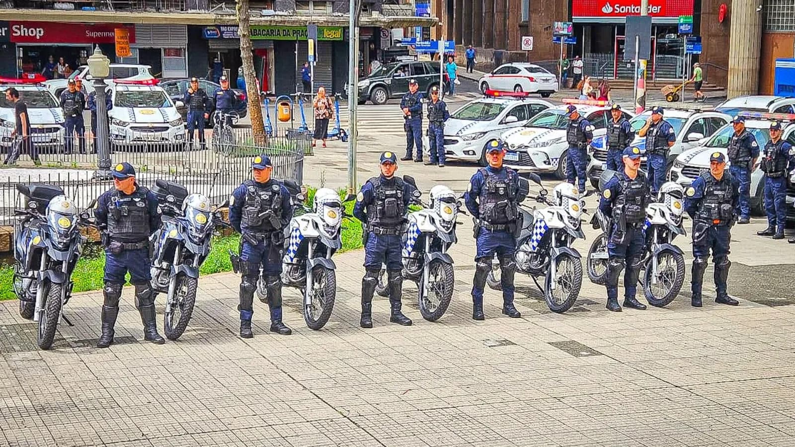Agentes de Guarda Municipal uniformizados, ao lado de motocicletas, em patrulhamento urbano (foto ilustrativa)