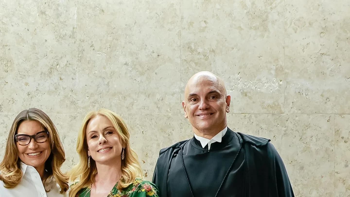 Alexandre de Moraes, de becas, sorri ao lado de outras autoridades durante cerimônia no Supremo Tribunal Federal