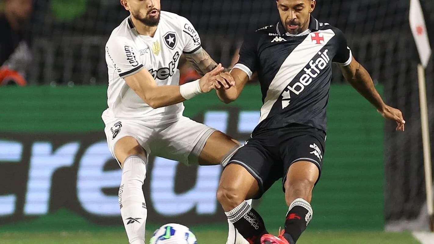 Jogador do Vasco disputa a bola com adversário do Botafogo em partida
