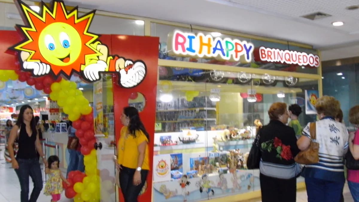 Fachada de loja da Ri Happy em shopping, com clientes