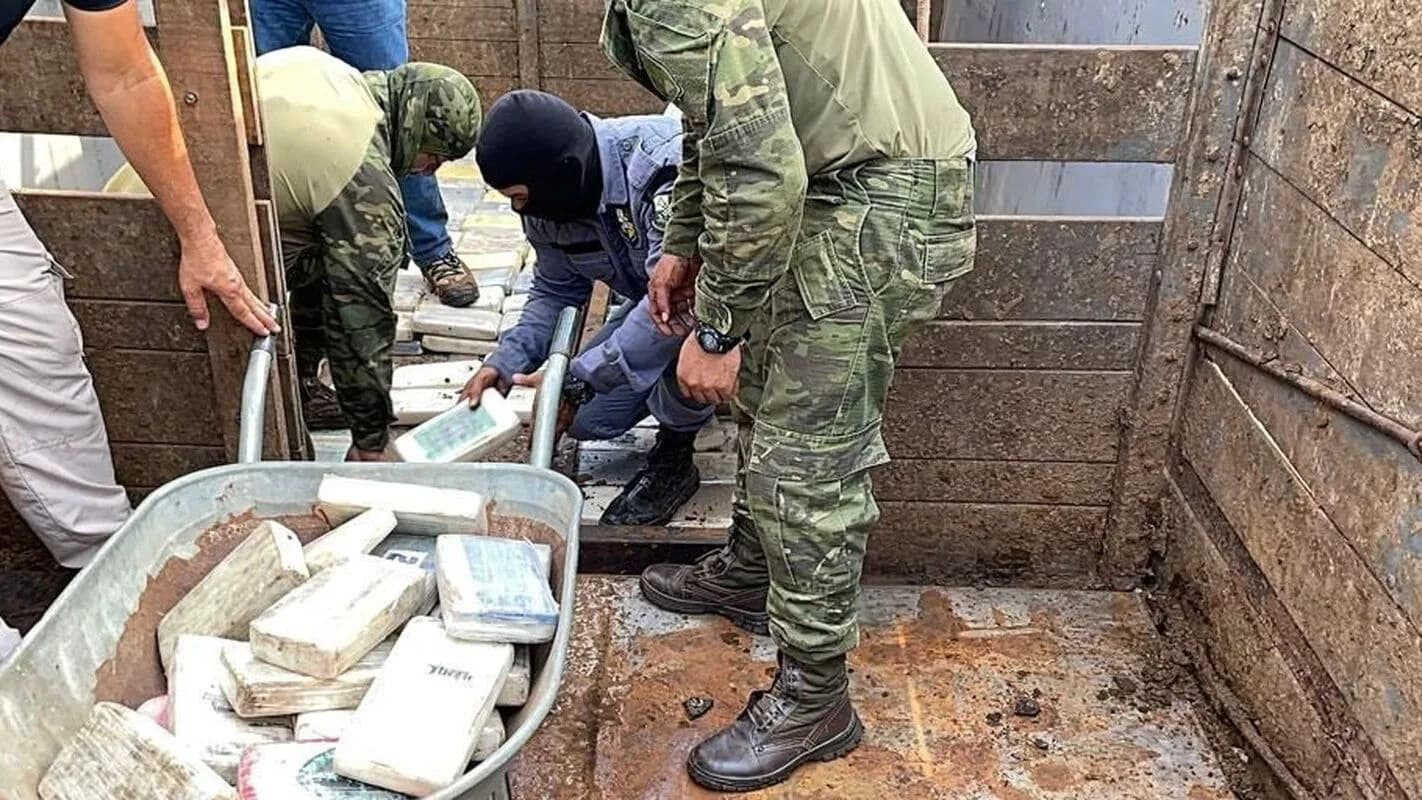 Agentes apreendem pacotes de cocaína durante operação policial