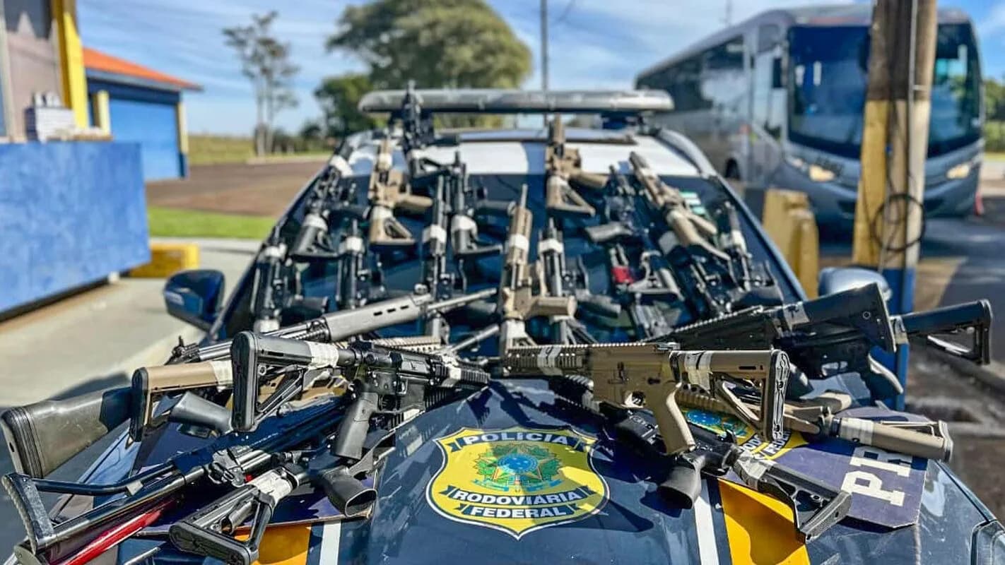 Viatura da Polícia Rodoviária Federal com armas apreendidas em operação em rodovia (imagem de arquivo, outra ocorrência)