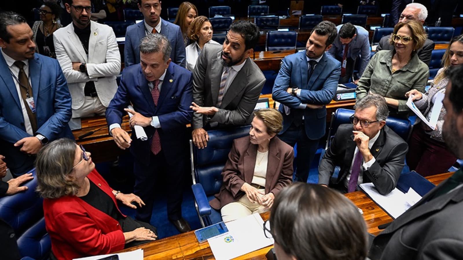 Senadores reunidos e debatendo no plenário do Senado Federal durante sessão que aprovou o PLP dos combustíveis