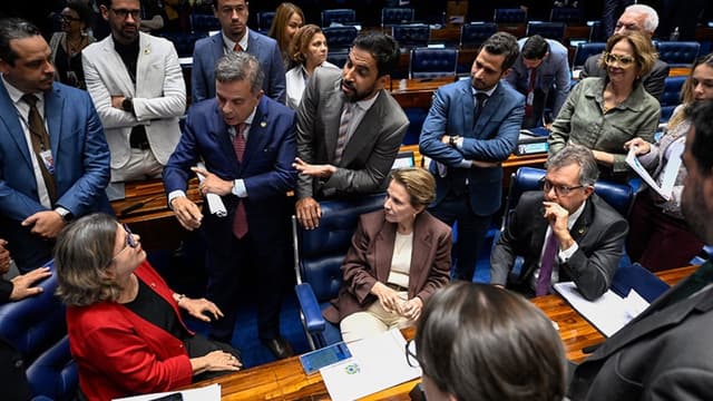 Senadores reunidos e debatendo no plenário do Senado Federal durante sessão que aprovou o PLP dos combustíveis