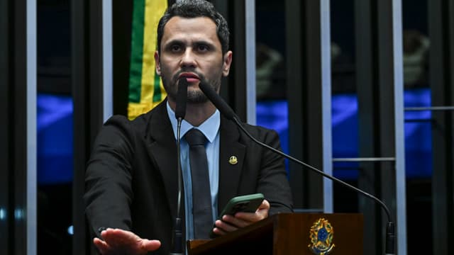 Senador Cleitinho discursa à tribuna do plenário do Senado Federal
