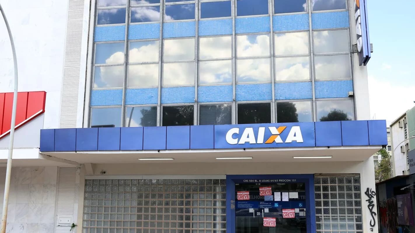 Agência da Caixa com avisos de greve colados na porta