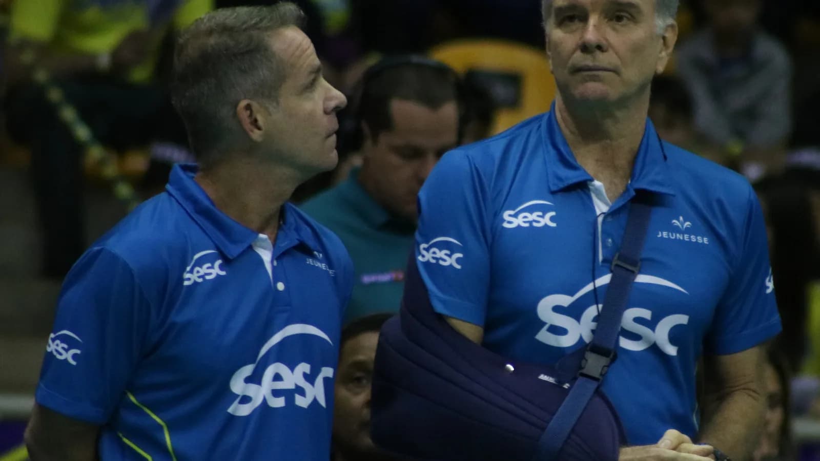 O técnico Bernardinho, de braço imobilizado, ao lado de outro membro da comissão técnica em quadra, foto de arquivo