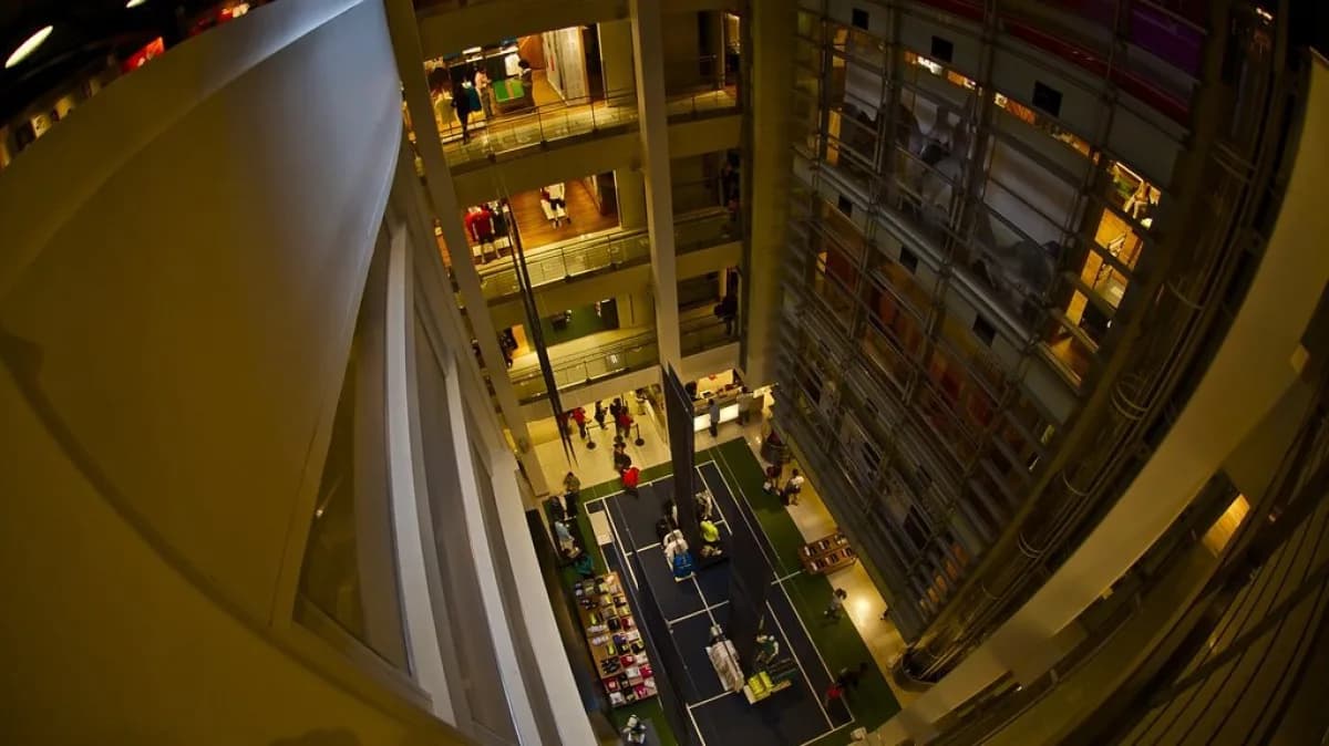 Interior de loja da Nike com vários andares