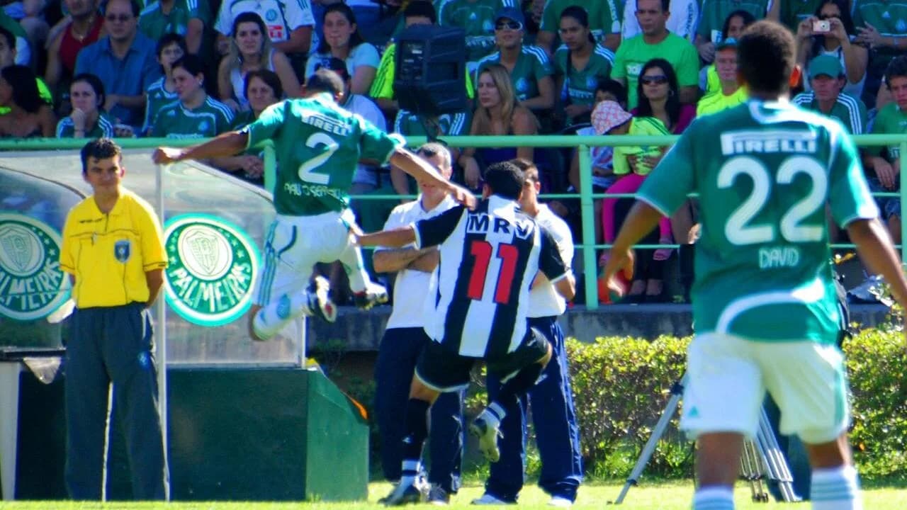 Jogadores do Atlético Mineiro em campo de uniforme preto e branco, foto de arquivo do clube