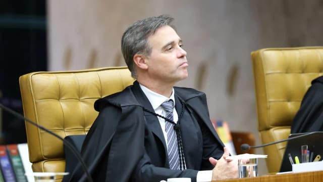 Ministro André Mendonça, do STF, sentado na cadeira do plenário durante sessão