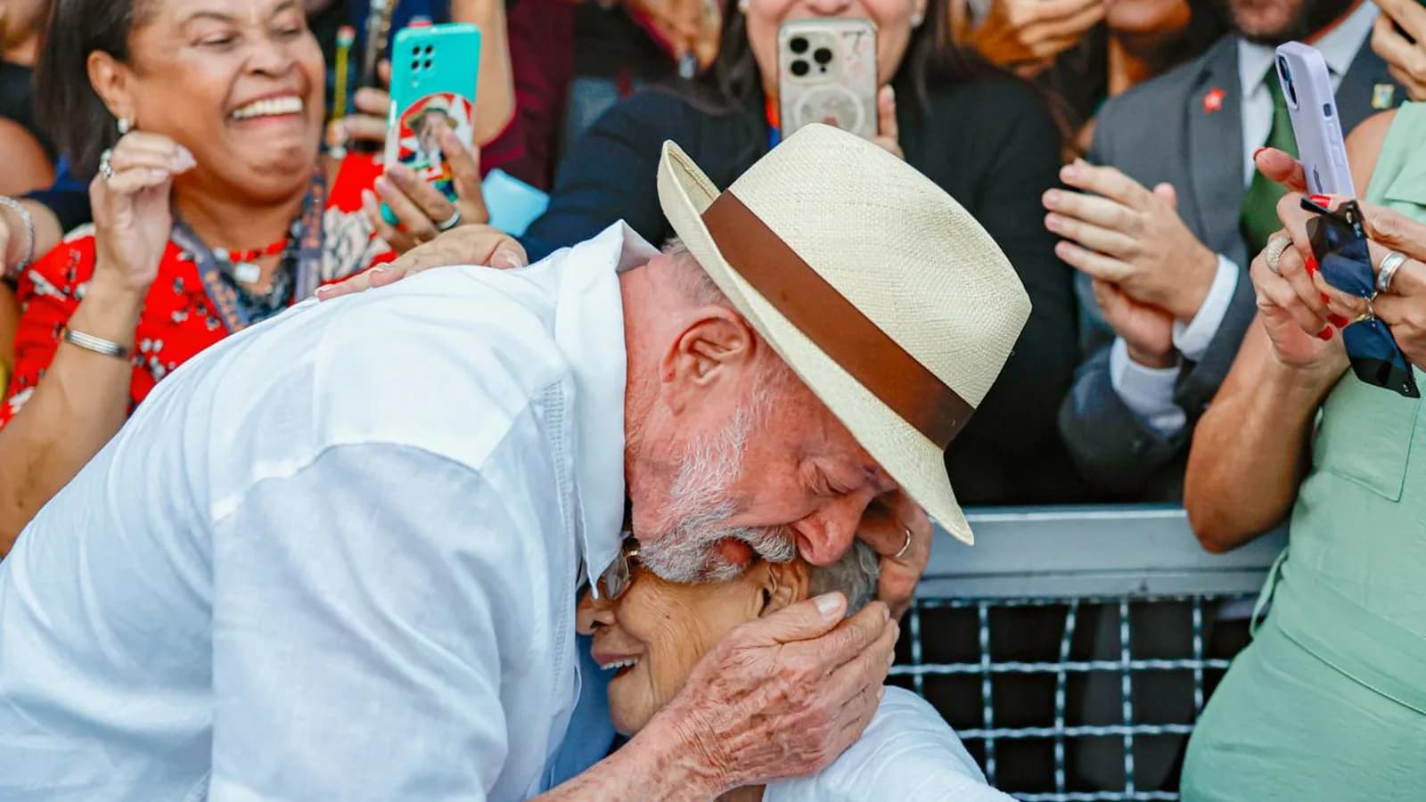 Lula abraça e beija eleitora idosa durante celebração de seu aniversário de 81 anos