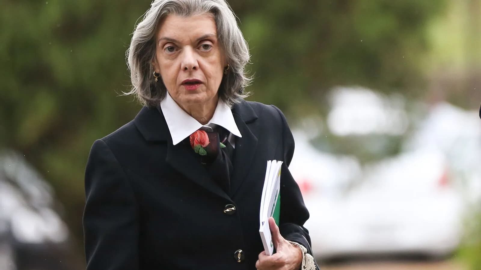 Ministra Cármen Lúcia, do STF, caminha com pastas de documentos nas mãos