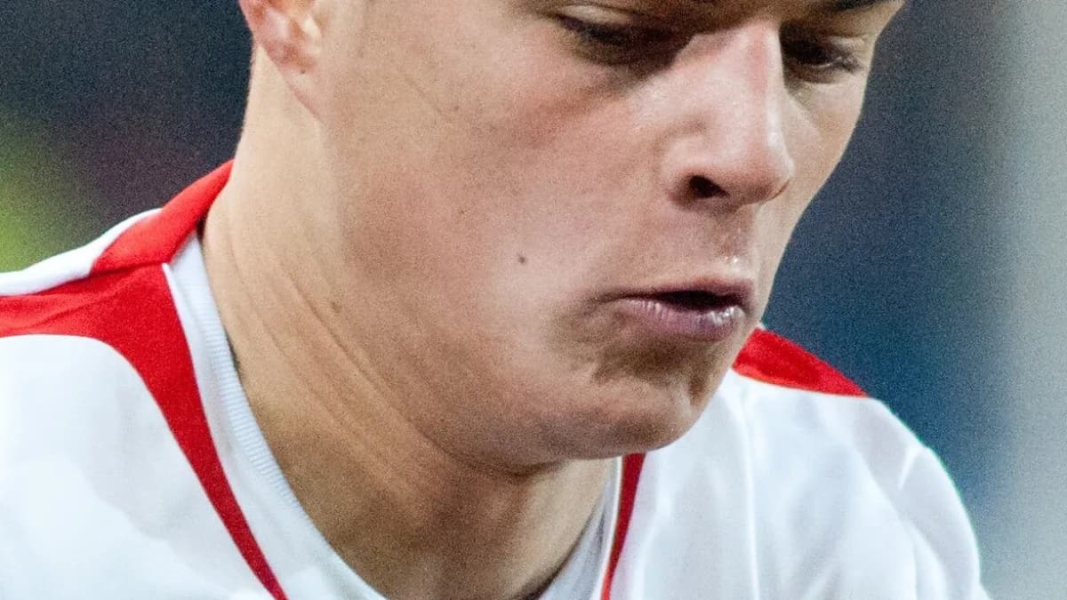 Granit Xhaka, capitão da seleção suíça, de perfil com a camisa da seleção