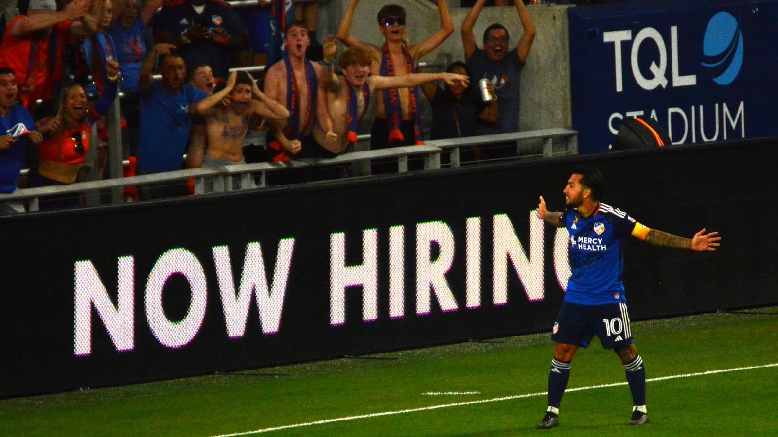 Lucho Acosta comemora gol em foto de arquivo de 2023, quando defendia o Cincinnati pela MLS
