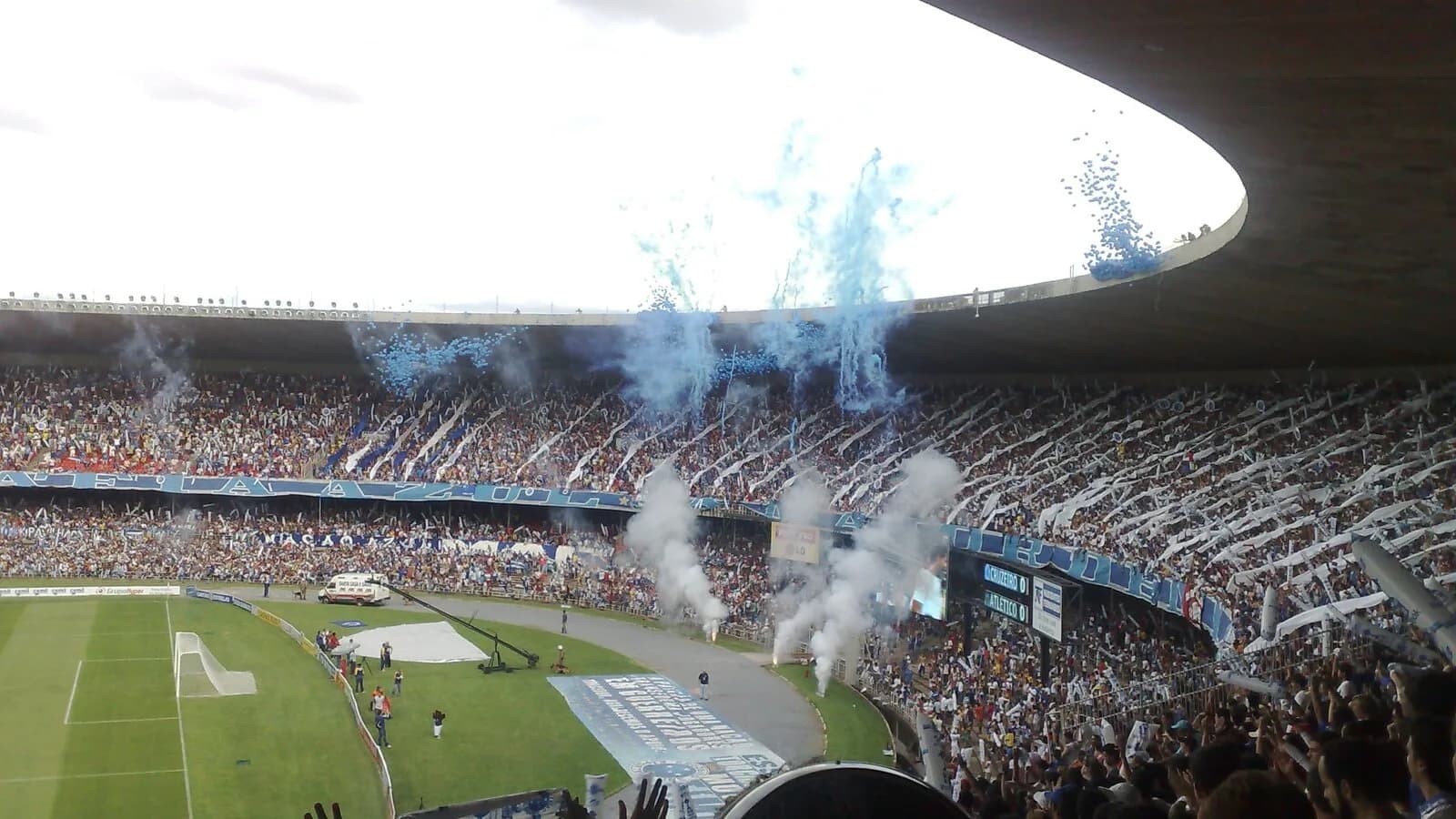 Torcida do Cruzeiro com fumaça azul nas arquibancadas do Mineirão