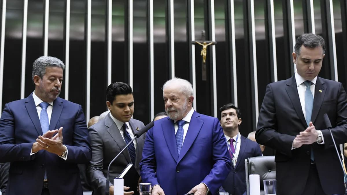 Sessão solene no plenário do Congresso Nacional em Brasília, com autoridades reunidas à mesa
