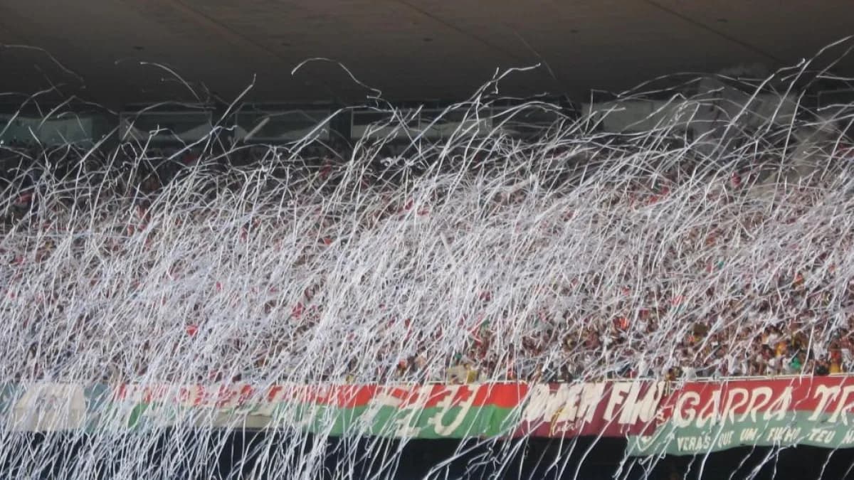 Torcida do Fluminense com serpentinas no Maracanã