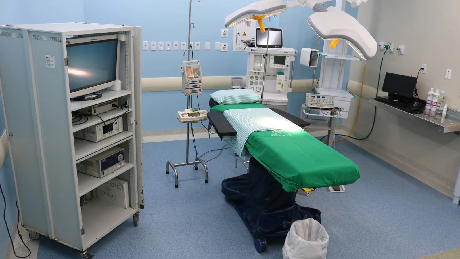 Sala de cirurgia com maca e aparelho de anestesia