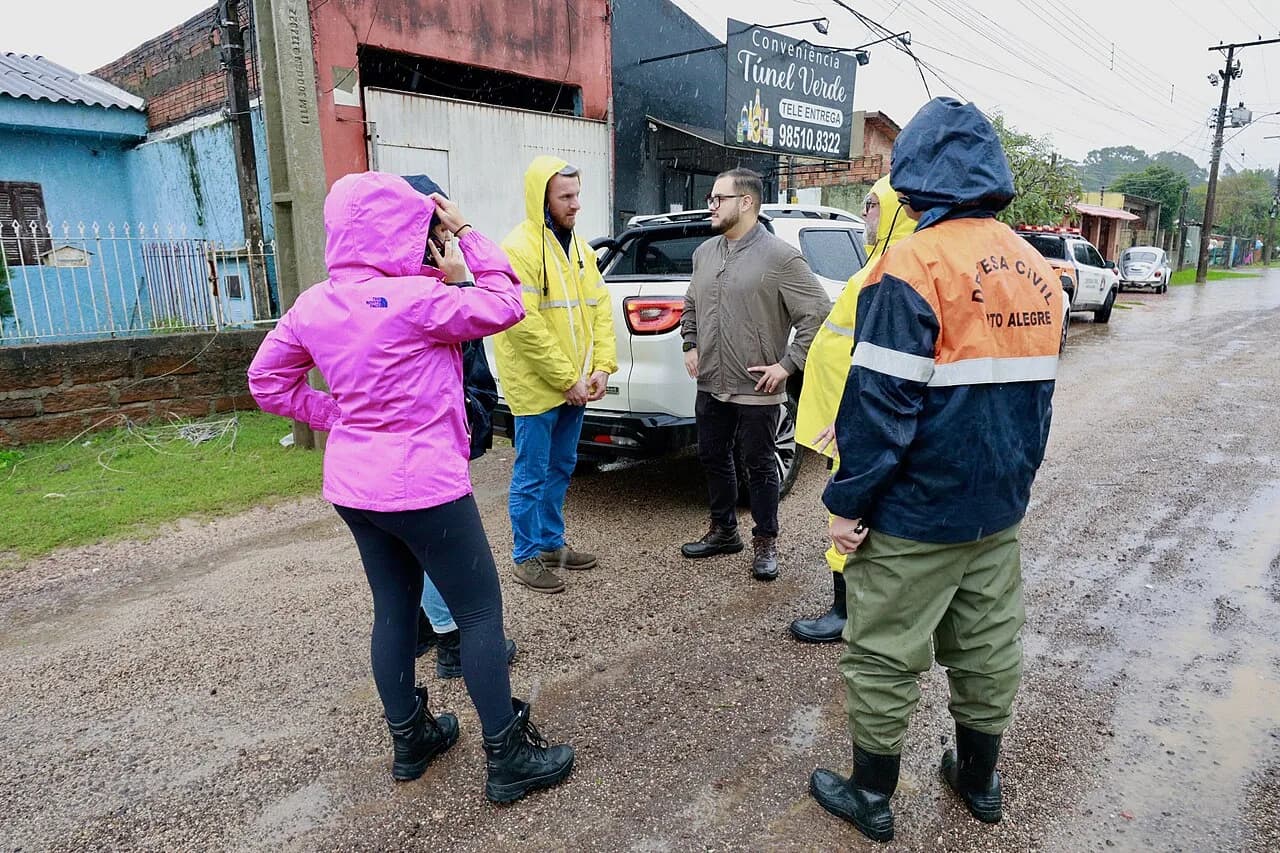 Porto Alegre, RS, Brasil - 01/05/2024 - Equipes de ponta seguem nas ruas realizando vistorias a fim de minimizar os efeitos causados pelas chuvas. Local: Extremo Sul de Porto…