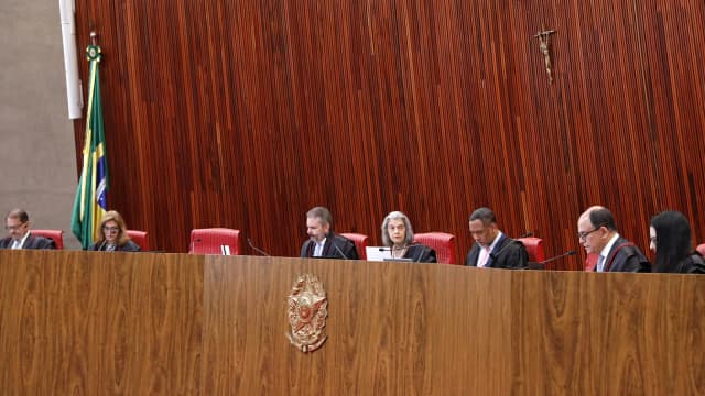 Ministros durante sessão de julgamento no plenário do Tribunal Superior Eleitoral (TSE), em Brasília
