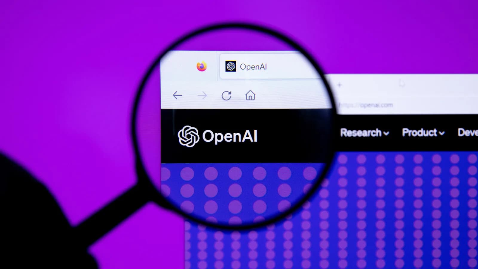 Lupa ampliando o logotipo da OpenAI na tela de um smartphone