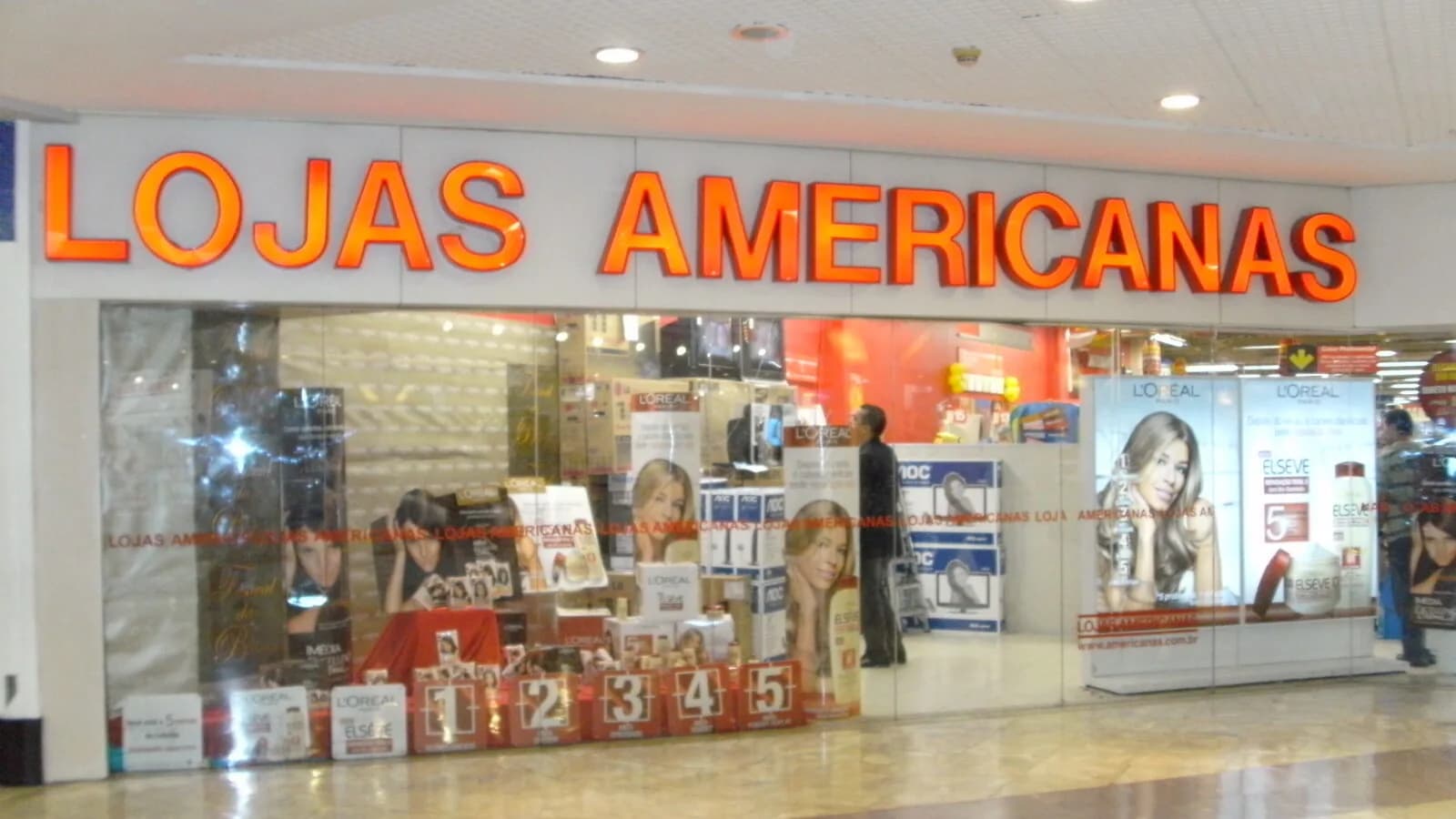 Fachada de loja da Americanas com vitrine iluminada (foto de arquivo)