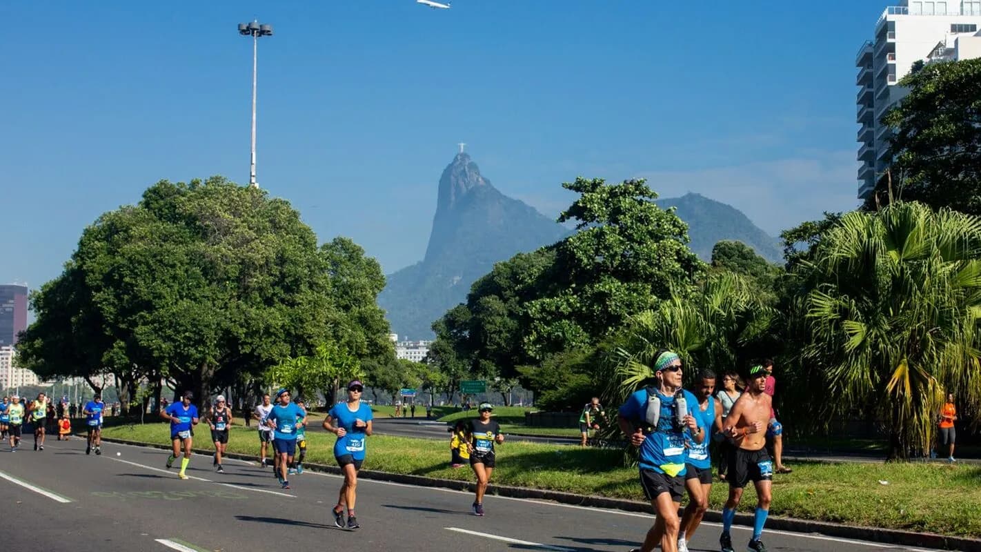 Corredores disputam prova de rua em avenida arborizada