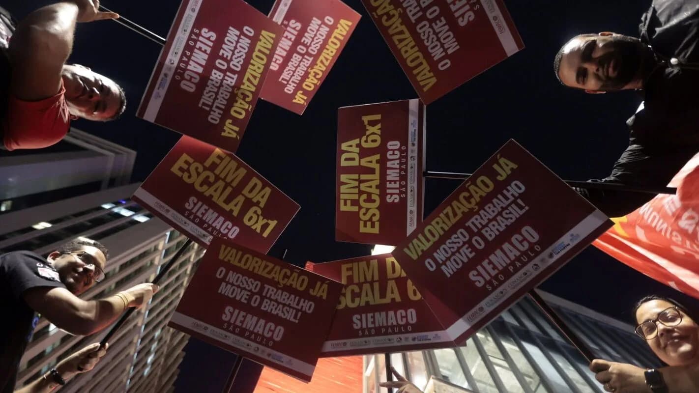 Sindicalistas seguram cartazes com a frase 'Fim da escala 6x1' em manifestação em São Paulo