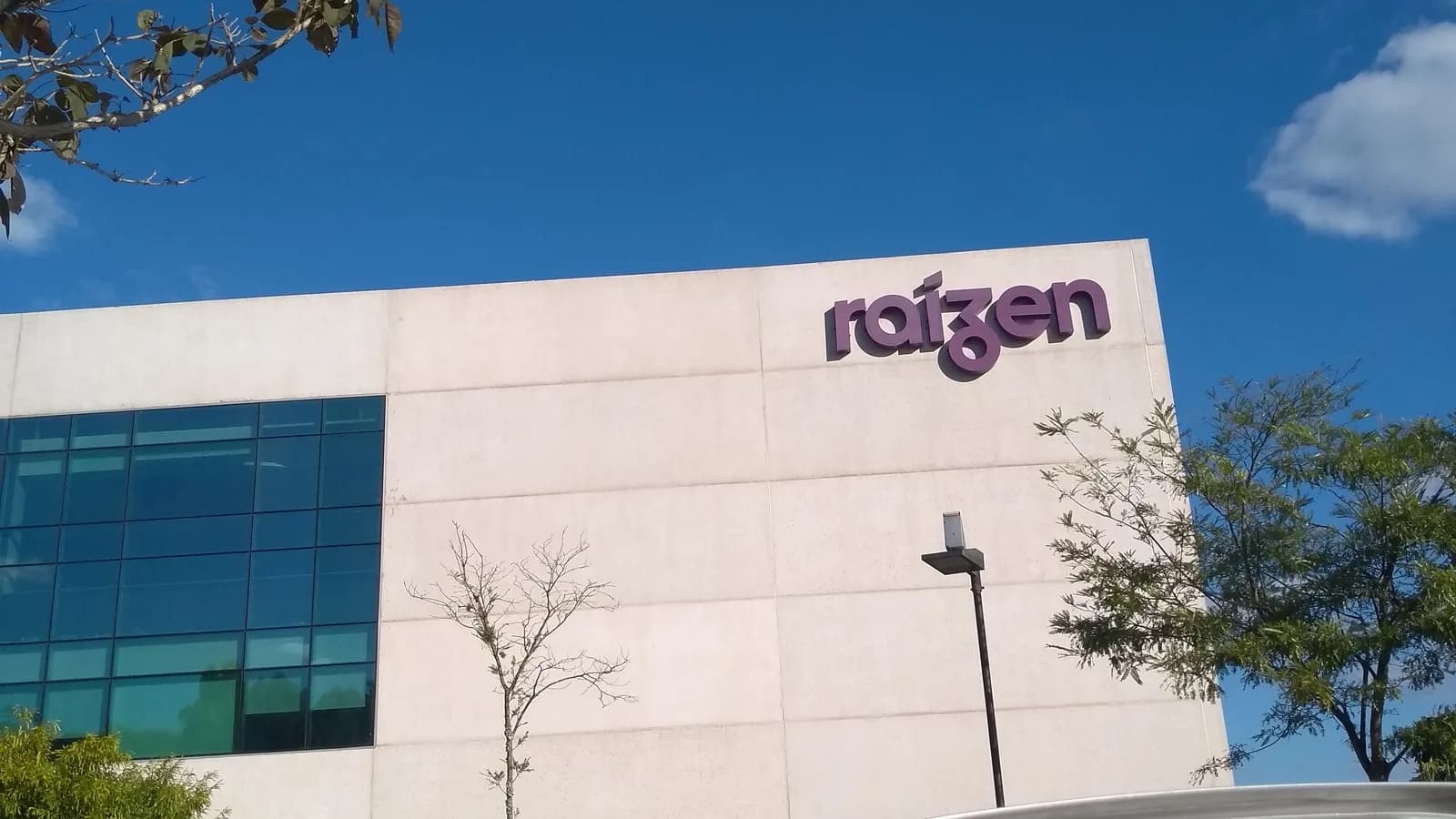Fachada do prédio da Raízen com logo da empresa
