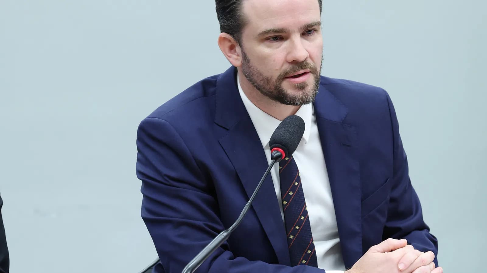 Ministro da Fazenda, Dario Durigan, fala sentado à mesa em audiência na Câmara dos Deputados