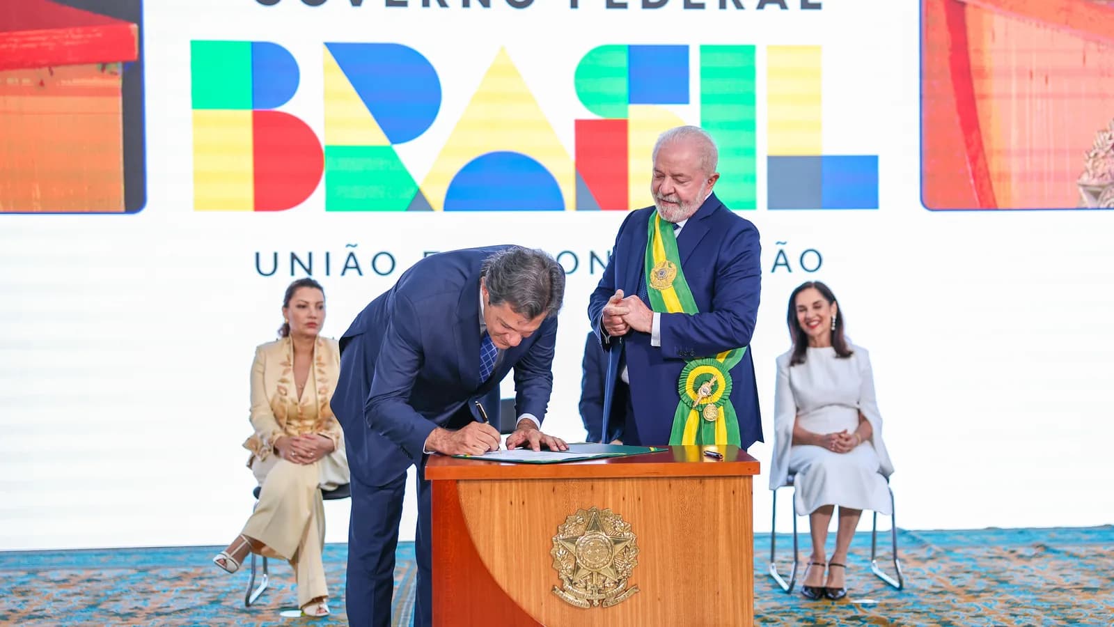 Fernando Haddad assina termo de posse como ministro da Fazenda em cerimônia no Palácio do Planalto, em foto de arquivo